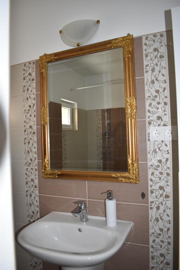 Livia Apartman เฮวิซ ภายนอก รูปภาพ